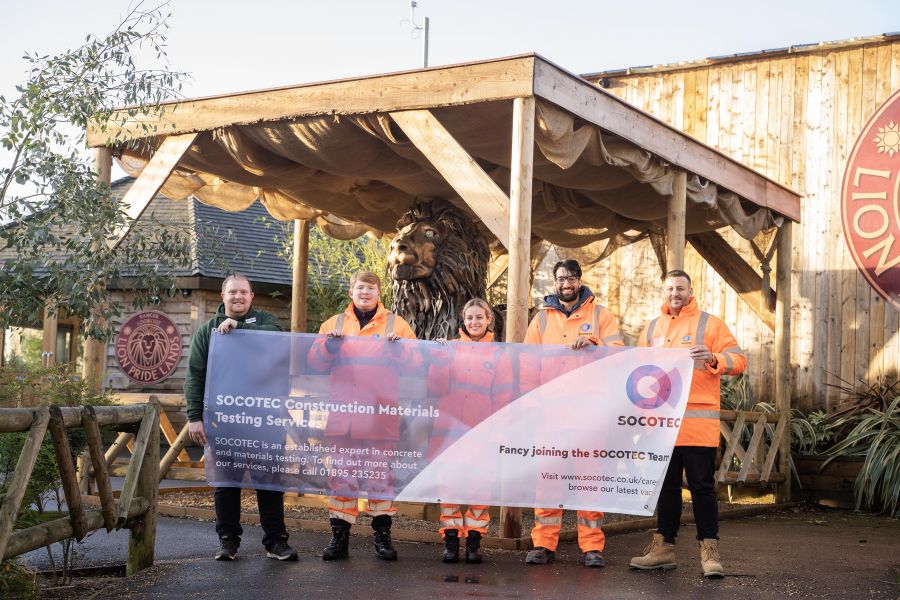 Paradise Park - Team With Banner